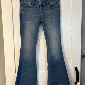 Women’s Hollister stretch low-rise vintage flare size 11L. NWT.
